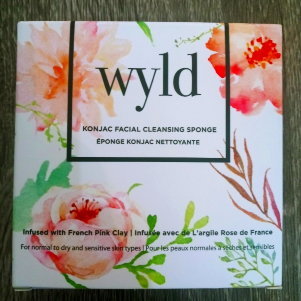 Wyld facial cleansing sponge